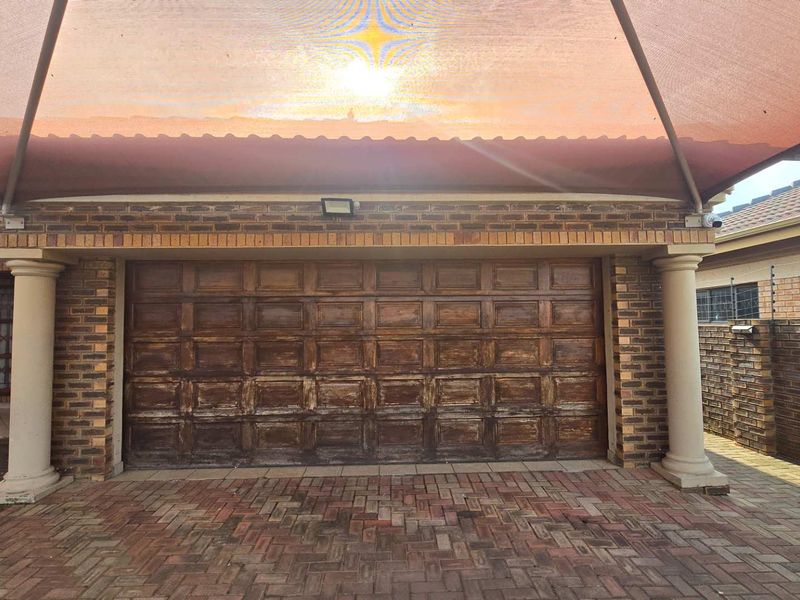 Spacious Facebrick Family Home with Solar Power, Ample Parking & Endless Potential! - Photo 1