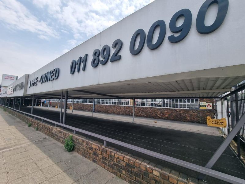 "Maximize Exposure: Showroom & Warehouse on Prime Busy Road" - Photo 8