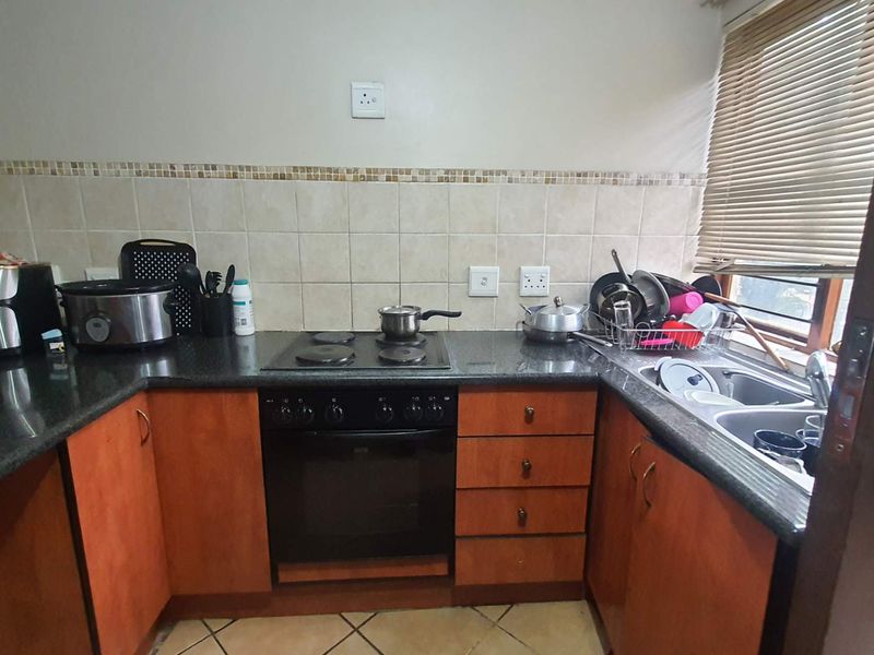 **Charming 2-Bedroom Apartment with Modern Amenities** - Photo 4