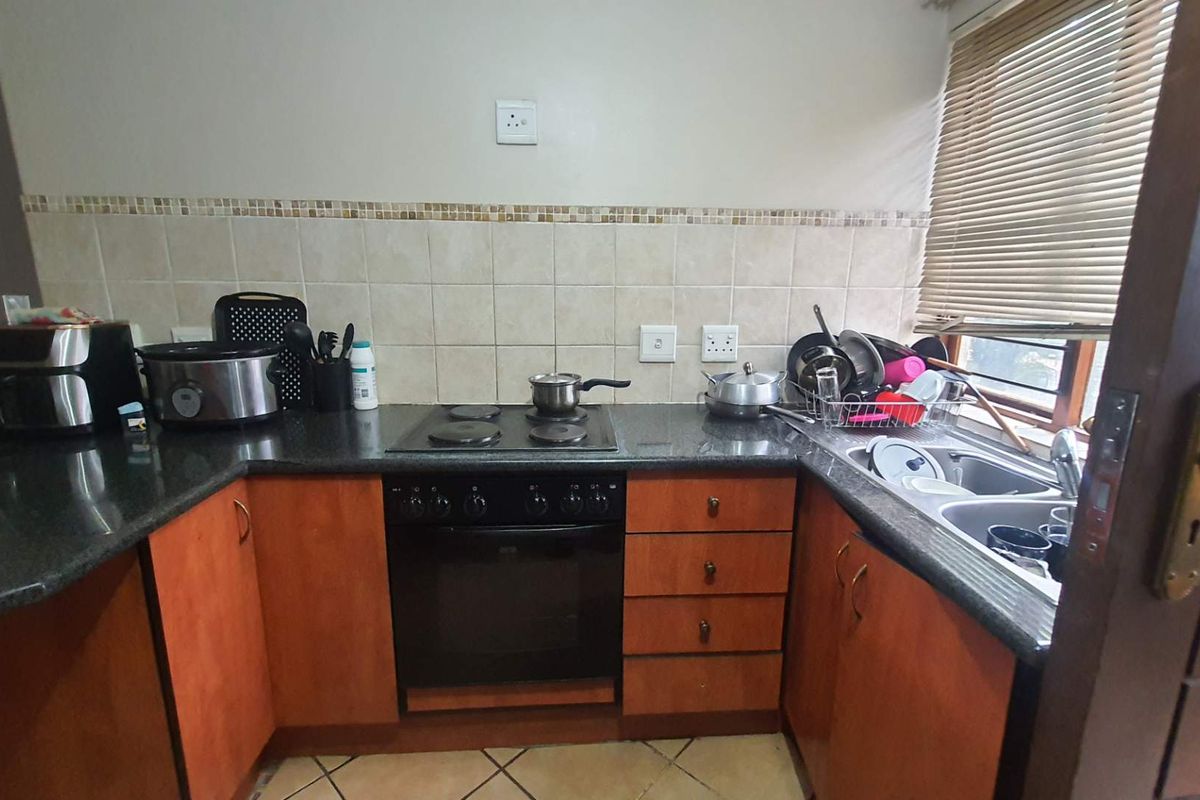 **Charming 2-Bedroom Apartment with Modern Amenities** - Photo 4