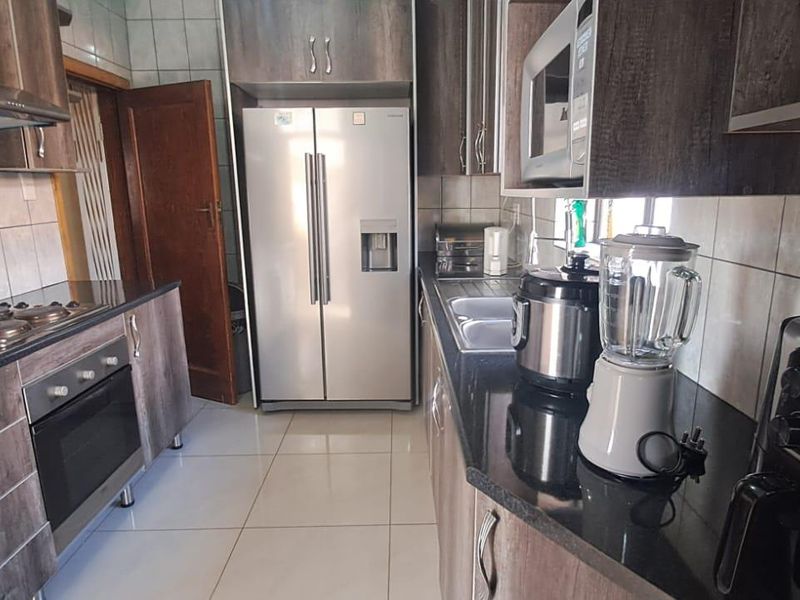 Spacious 3-Bedroom Family Home with Enclosed Patio & Double Garage - Photo 2