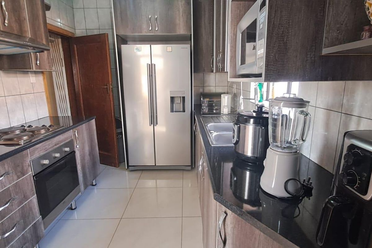 Spacious 3-Bedroom Family Home with Enclosed Patio & Double Garage - Photo 2