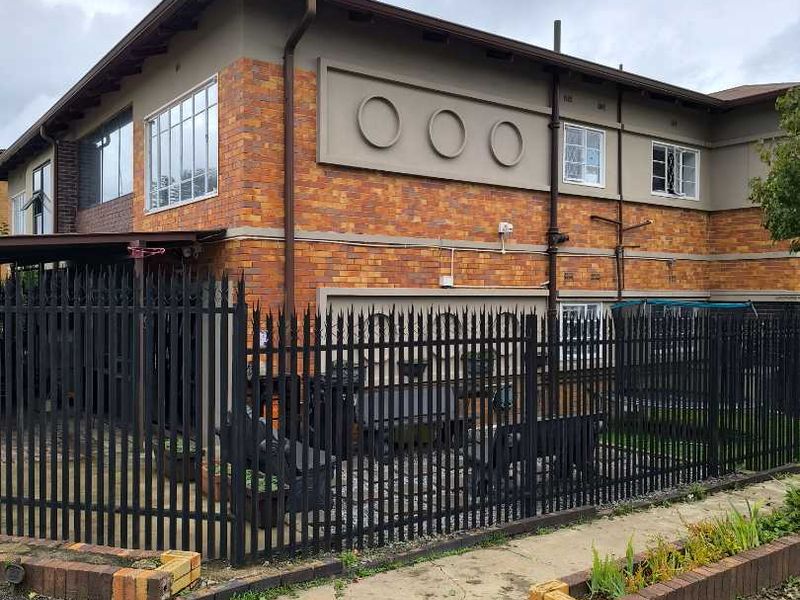 CALLING ALL INVESTORS - STUNNING SPACIOUS APARTMENT !! - Photo 3