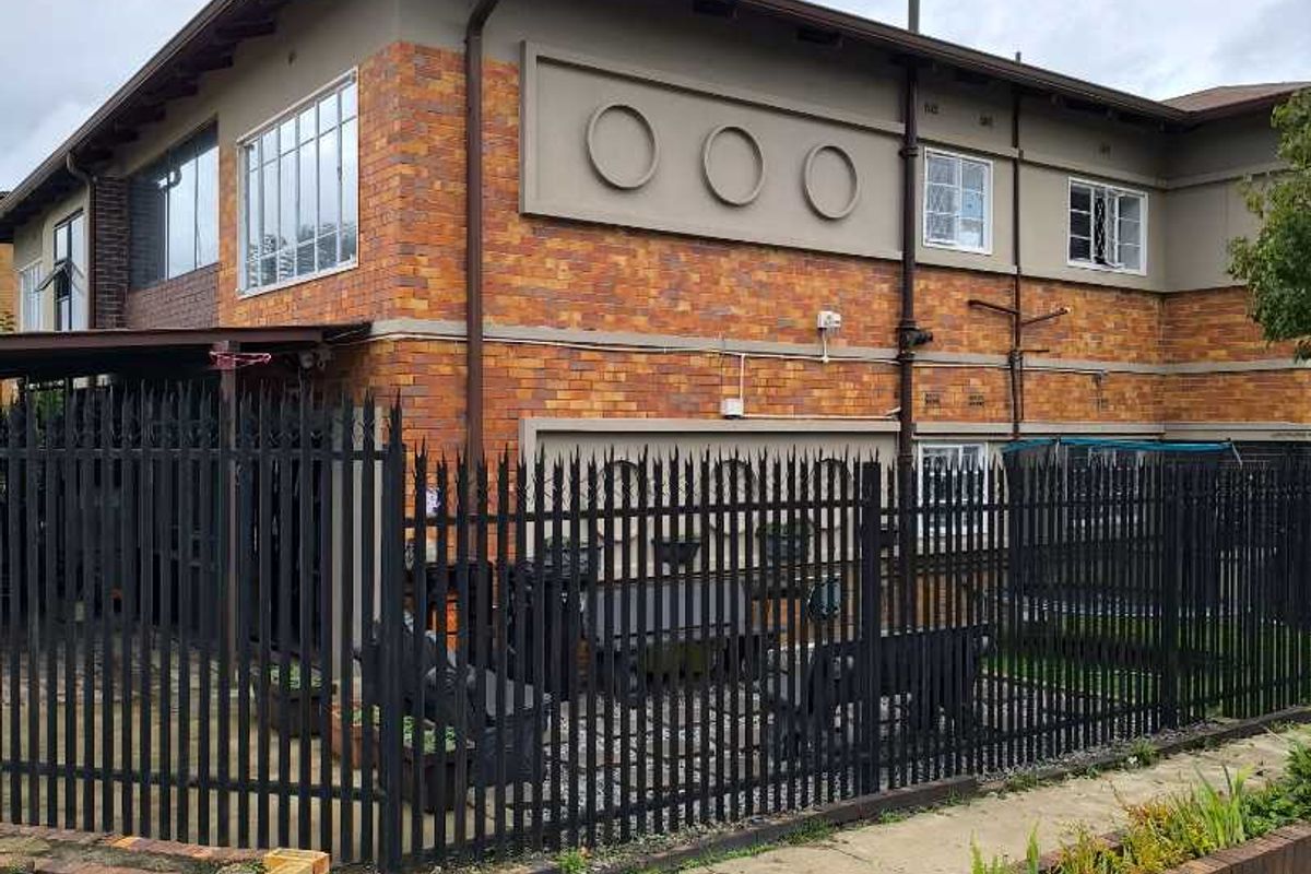 CALLING ALL INVESTORS - STUNNING SPACIOUS APARTMENT !! - Photo 3