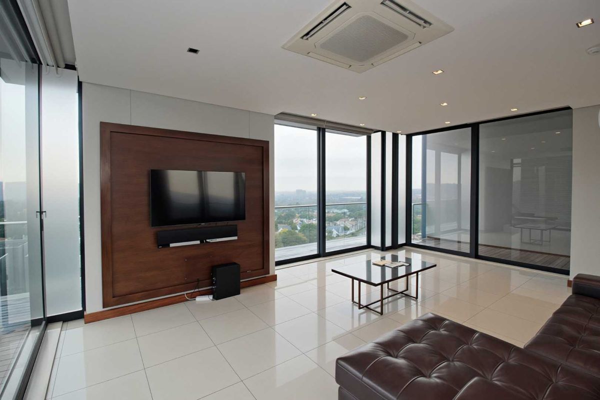 SKY HIGH SOPHISTICATION. Penthouse Living above it all - Photo 4