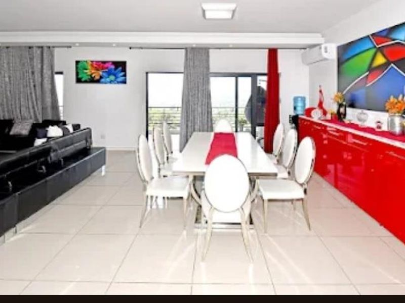 Three Bedroom Penthouse apartment with sensational views - Photo 10