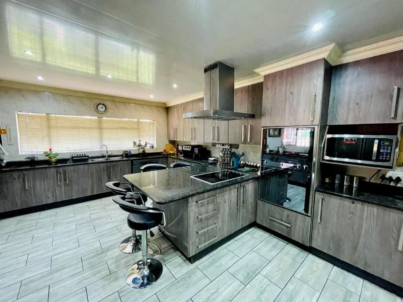 3 bedroom home with flat for sale in brackenhurst - Photo 4