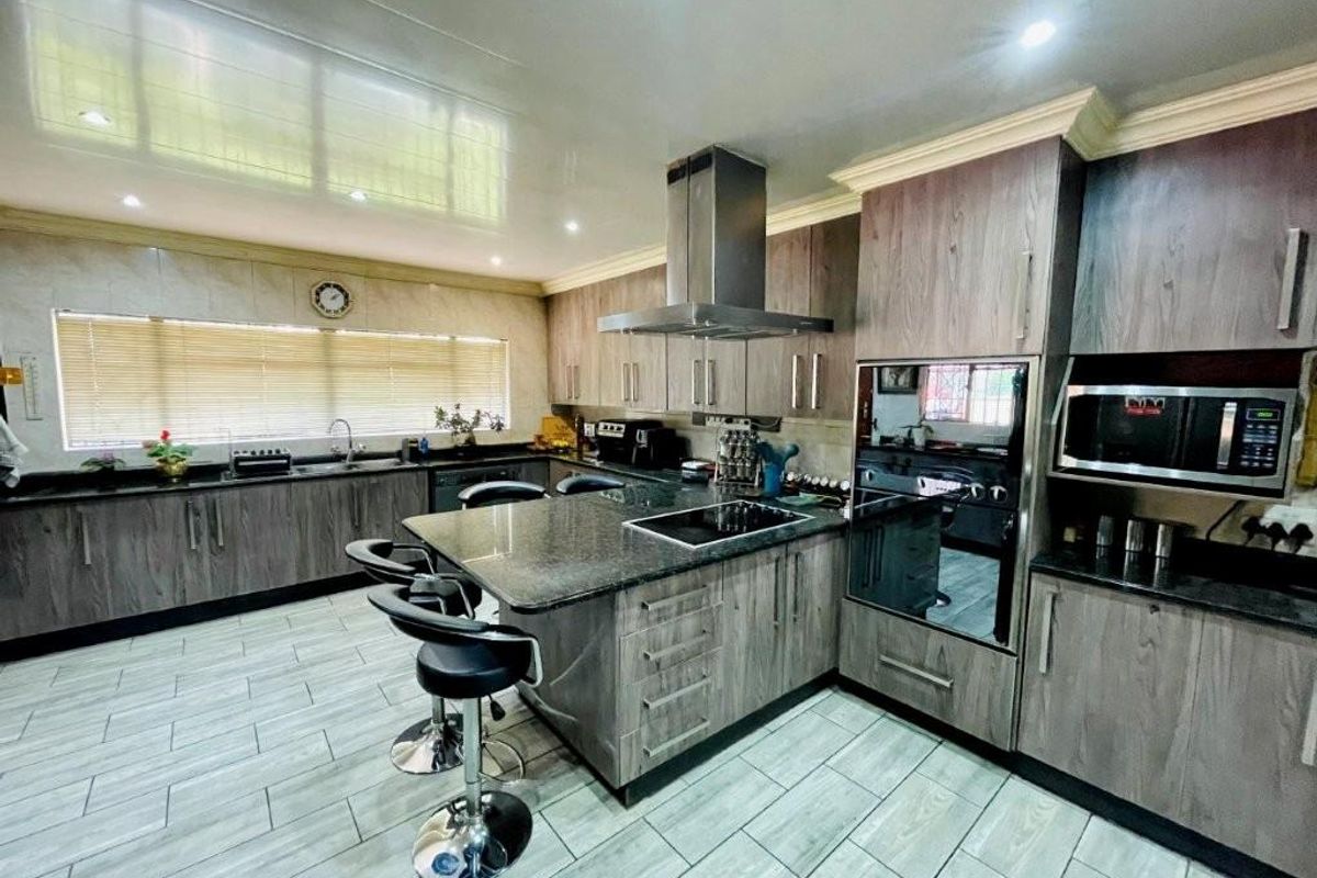 3 bedroom home with flat for sale in brackenhurst - Photo 4