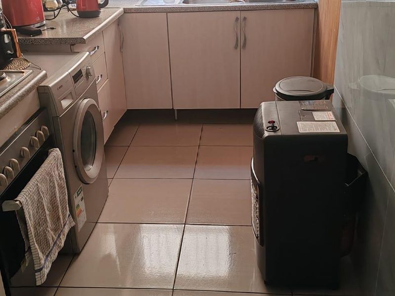 2 Bedroom House for sale - Photo 5