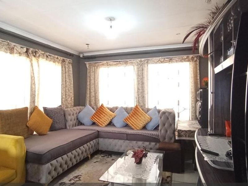 Quaint 3 Bedroom House In Clayville Ext 34 - Photo 4