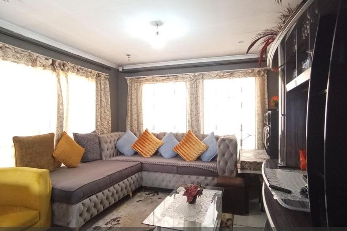 Quaint 3 Bedroom House In Clayville Ext 34 - Photo 4