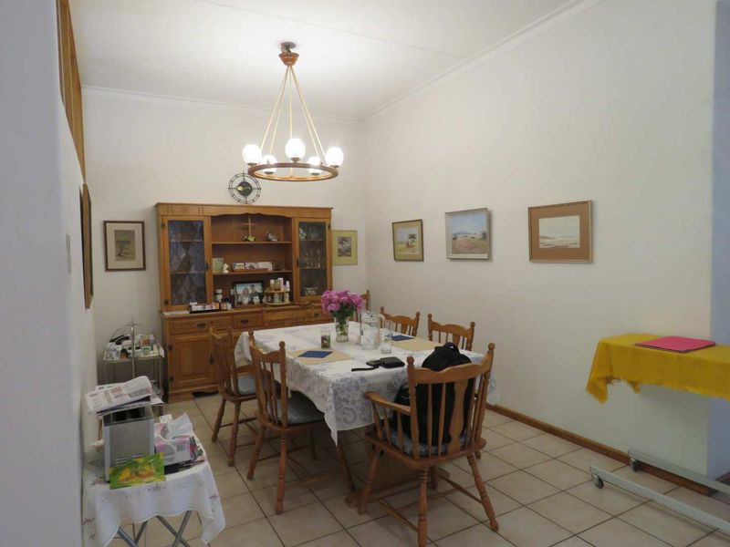 Spacious 4-Bed Home with Pool, Double Garage & Solar Power - Photo 10