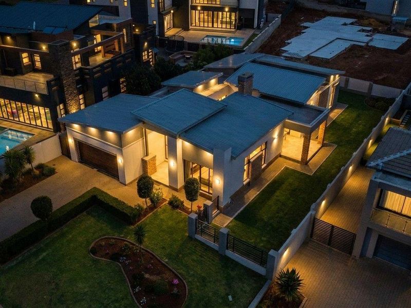 Single Level Contemporary Family Living on an Expansive 880sqm Stand - Photo 2