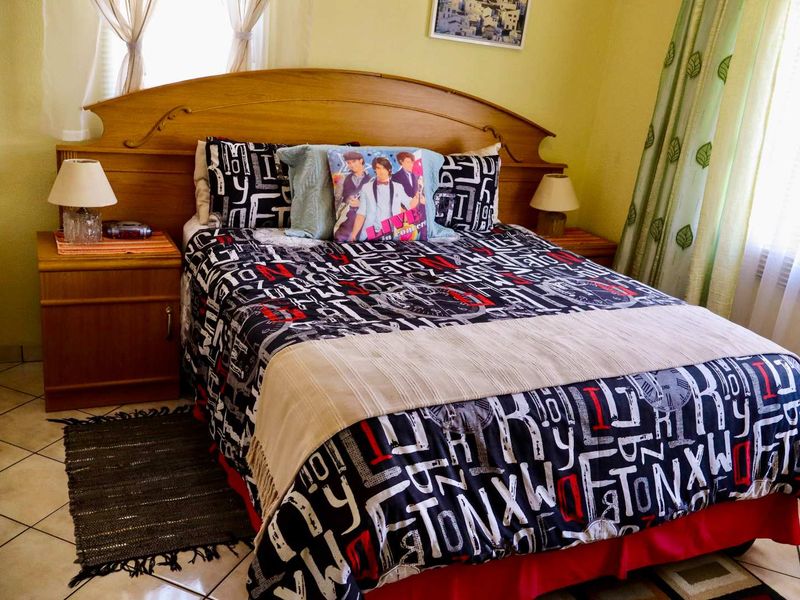 Single-Level 4-Bedroom Family Home with Pool - Photo 5