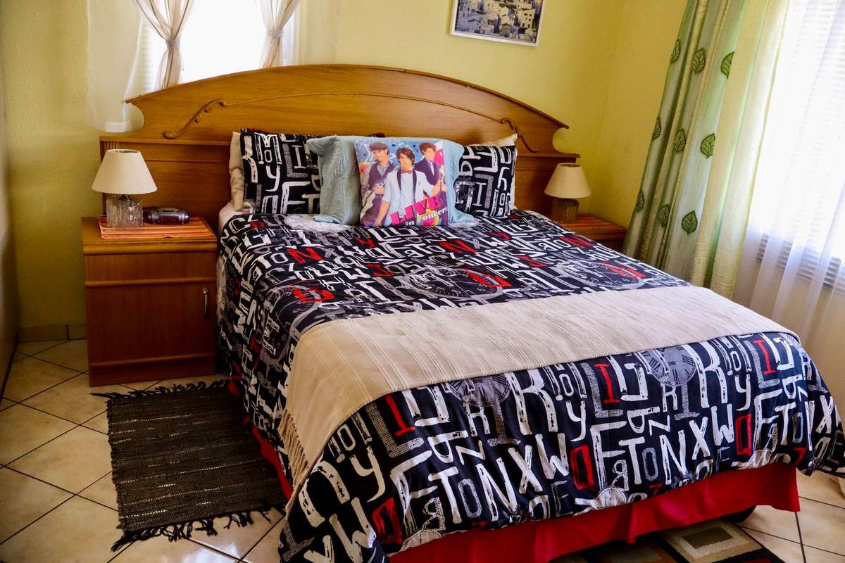 Single-Level 4-Bedroom Family Home with Pool - Photo 5