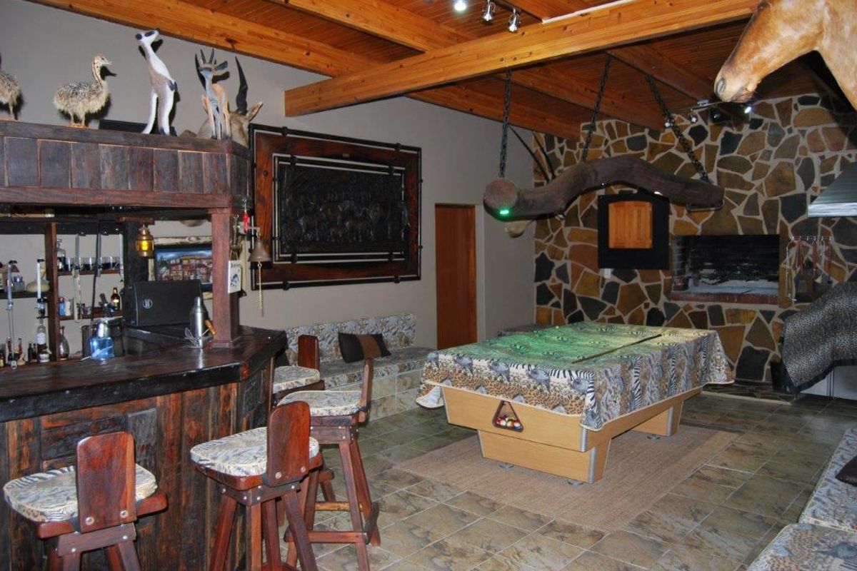 Entertainer's Dream Home in Henties Bay - Photo 2