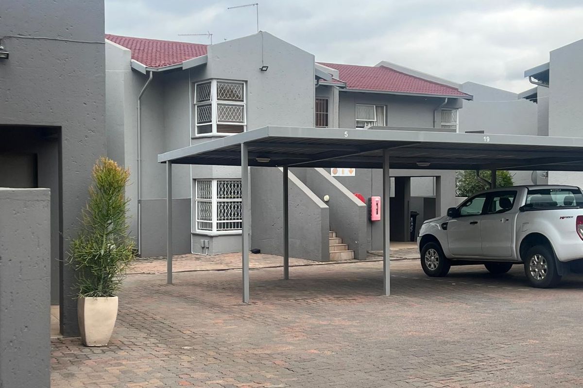 This lock up and go upstairs unit is up for grabs in a lovely quiet security complex - Photo 2