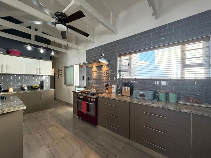 Spacious 4-Bedroom Home with lots of indoor entertainment area features - Photo 7