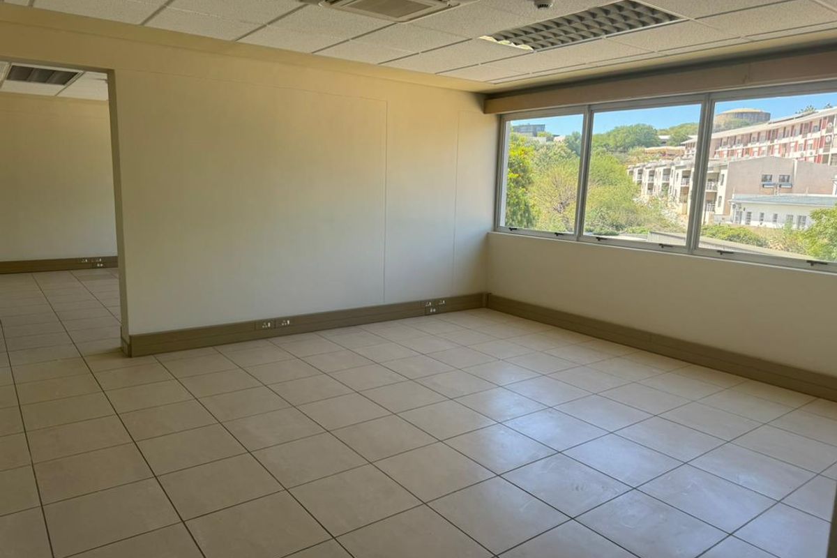 MODERN OFFICES TO LET - SHARED BUILDING - Photo 4