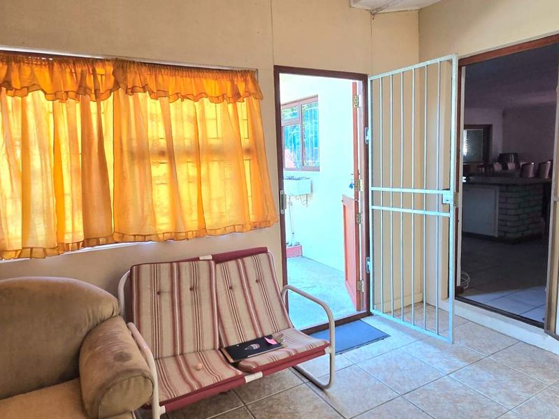 Spacious Entertainer’s Dream Home in Franskraal with Mountain Views and Exceptional Value - Photo 6