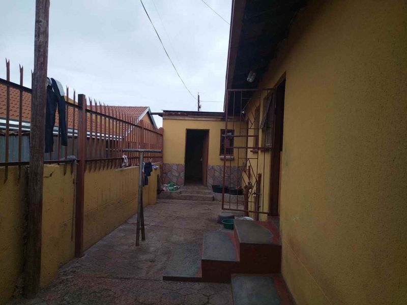 3 bedrooms house for sale in Soshanguve BB - Photo 6
