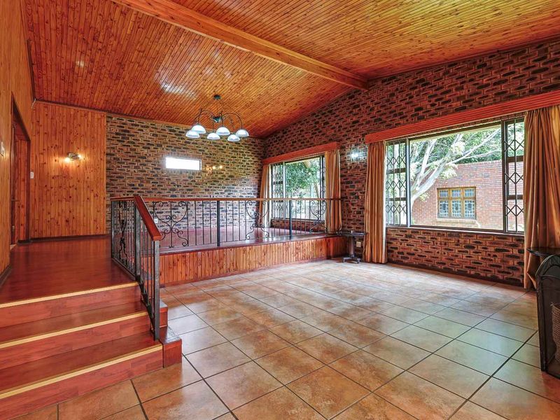 Elegant Family Living with Flatlet & Views in Prestigious Waterkloof Ridge - Photo 5