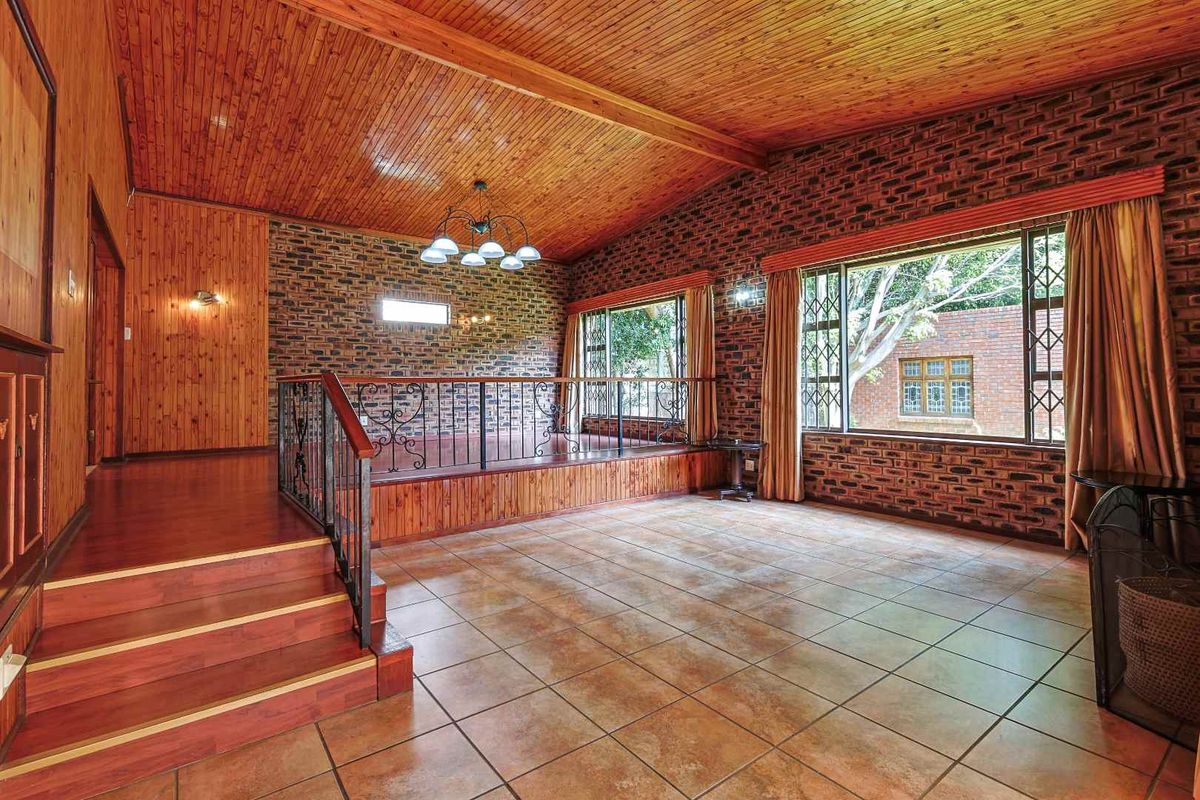 Elegant Family Living with Flatlet & Views in Prestigious Waterkloof Ridge - Photo 5