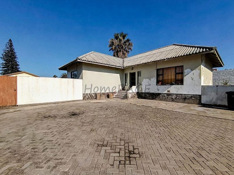 Central, Walvis Bay:  3 Bedroom home in EXCELLENT POSITION is for Sale - Photo 3