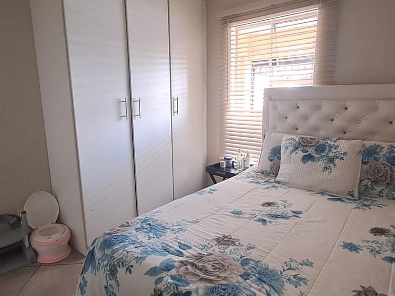 Situated in the sought-after suburb of Albertsdal - Photo 9