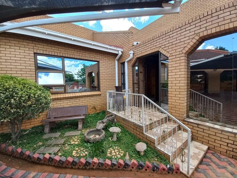 Attention Buyers! Remarkable Property with 4 Bedrooms, Countless Luxuries, and Endless Potential!! - Photo 2