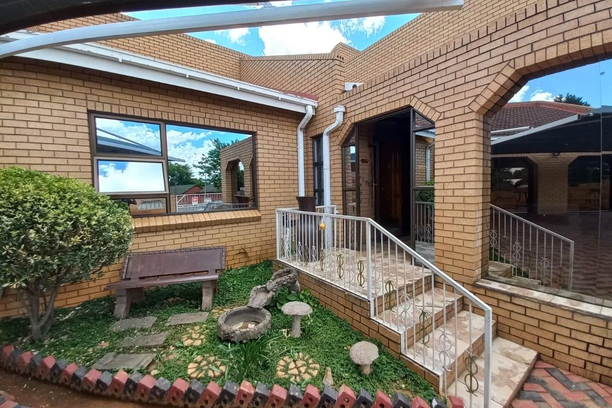 Attention Buyers! Remarkable Property with 4 Bedrooms, Countless Luxuries, and Endless Potential!! - Photo 2