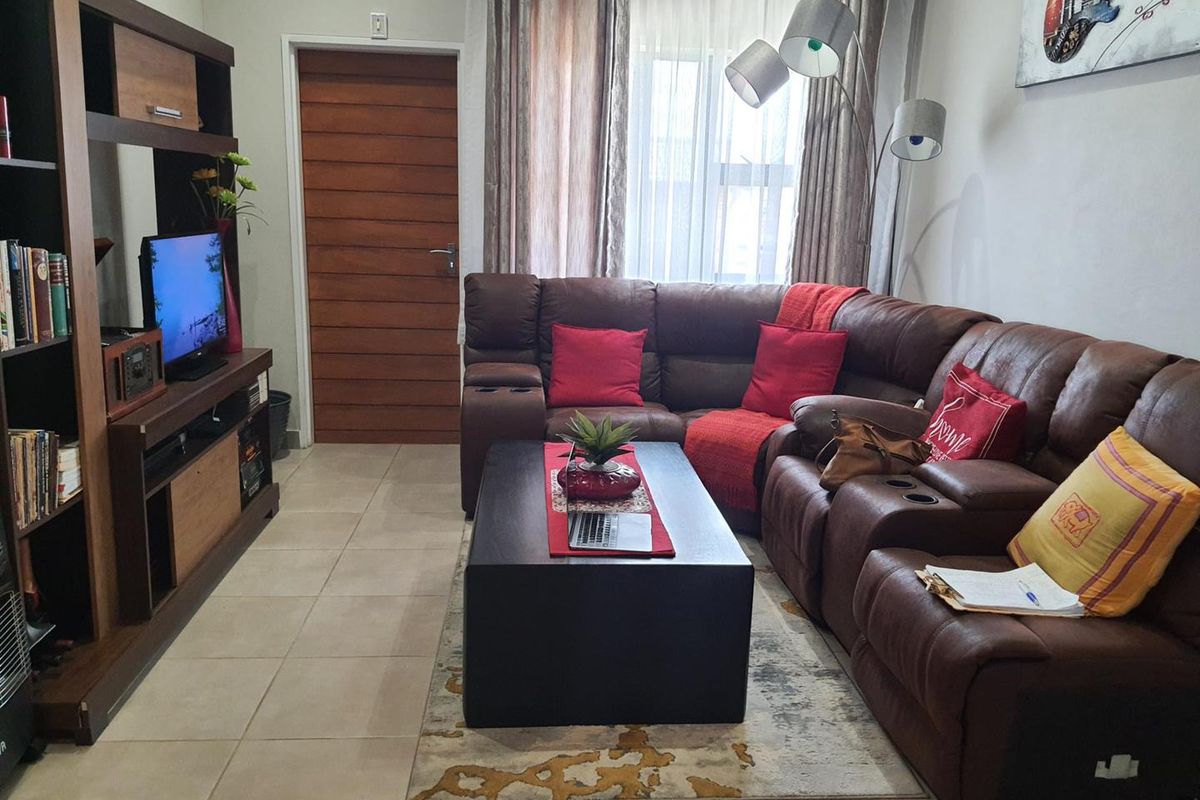 Stunning 3 bed, 2 bath unit in a secure complex - Photo 3