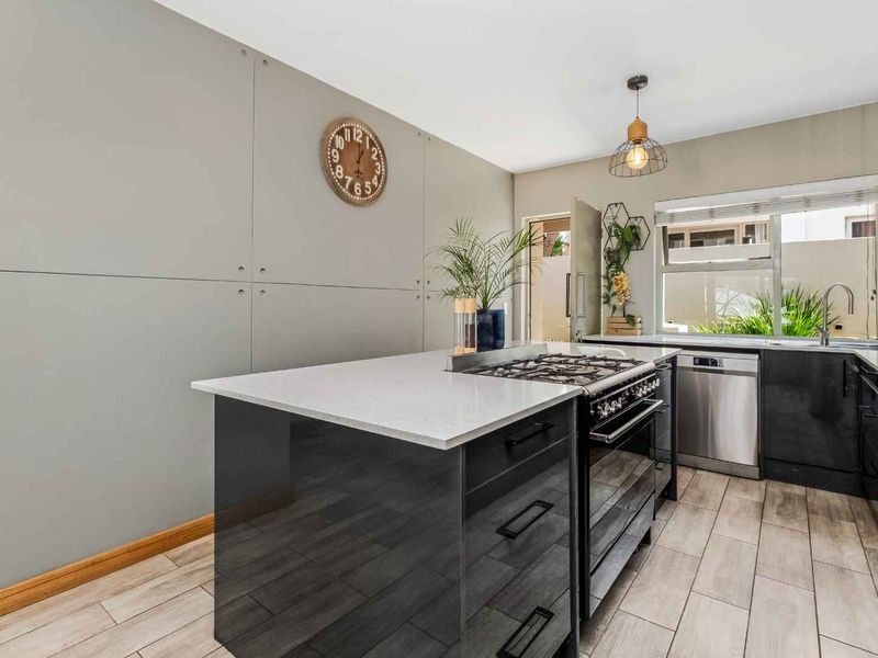 ELEGANTLY DESIGNED UNIT IN A PRIME LOCATION WITH TGE ADDED BENEFIT OF A DOUBLE GARAGE ! - Photo 5