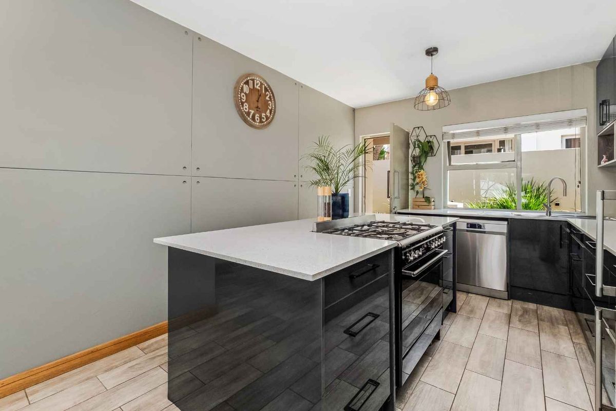 ELEGANTLY DESIGNED UNIT IN A PRIME LOCATION WITH TGE ADDED BENEFIT OF A DOUBLE GARAGE ! - Photo 5