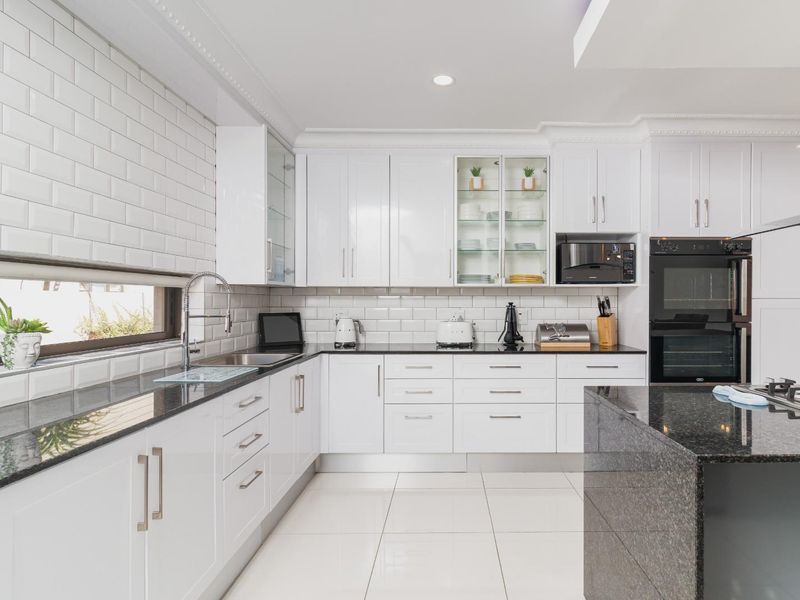 Elegant 3-Bedroom Home with Modern Finishes & Exceptional Features to Rent - Photo 2