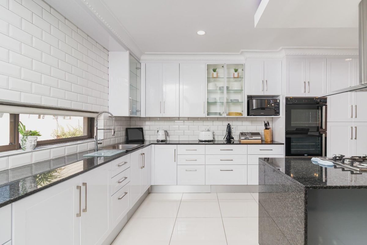 Elegant 3-Bedroom Home with Modern Finishes & Exceptional Features to Rent - Photo 2