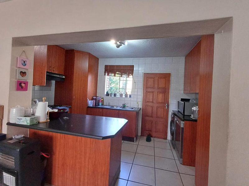 3 Bedroom, 2 Bathroom Duplex with Garden in Olivedale Complex Pet Friendly – All You Can Ask For! - Photo 5