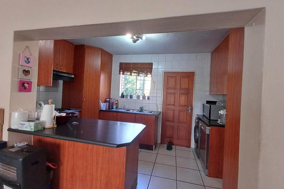 3 Bedroom, 2 Bathroom Duplex with Garden in Olivedale Complex Pet Friendly – All You Can Ask For! - Photo 5
