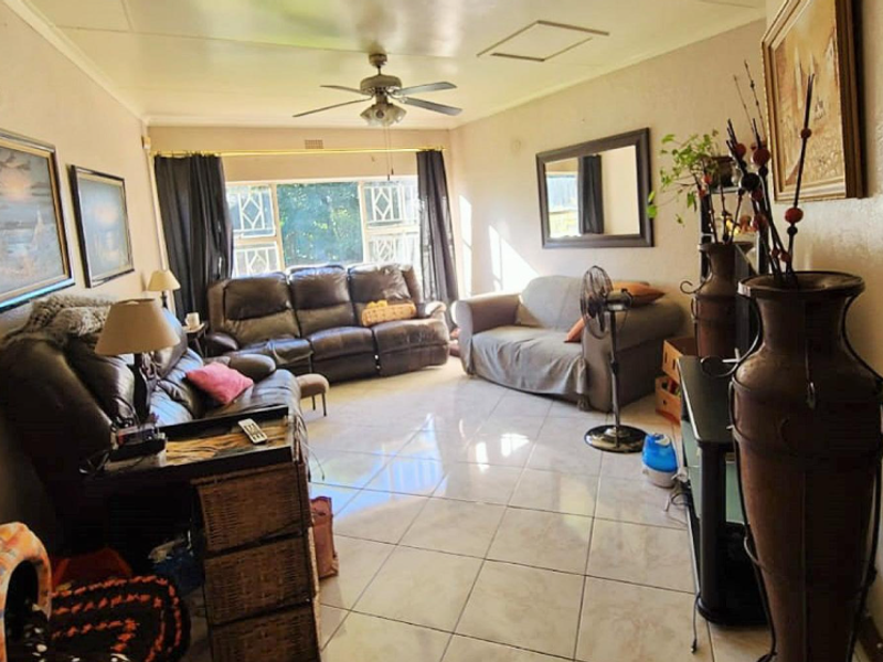 Spacious Family Home with Study and Staff Accommodation - Photo 4