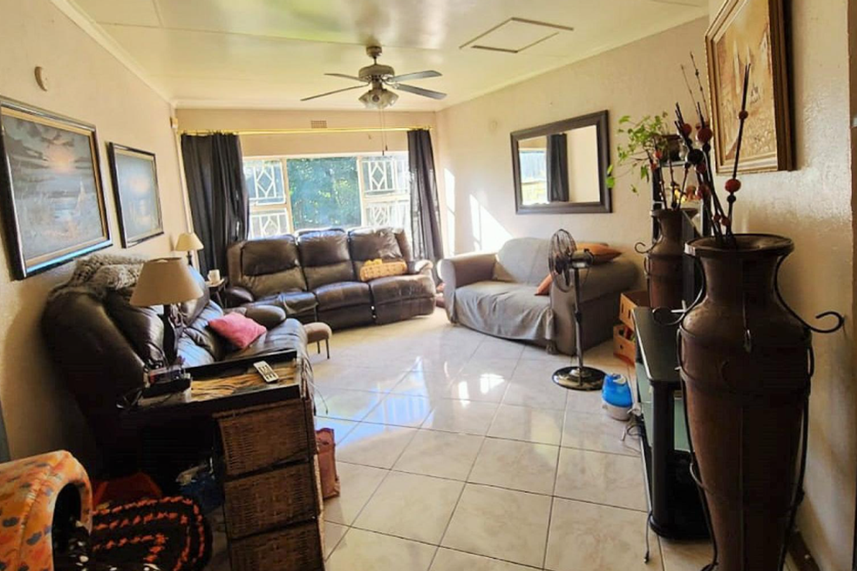 Spacious Family Home with Study and Staff Accommodation - Photo 4