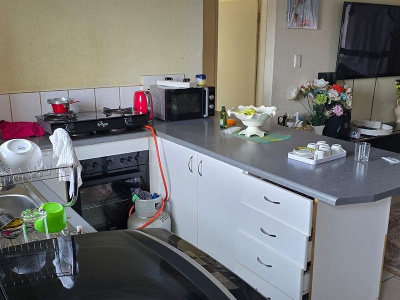2 Bedroom Townhouse in Chloorkop - Photo 5