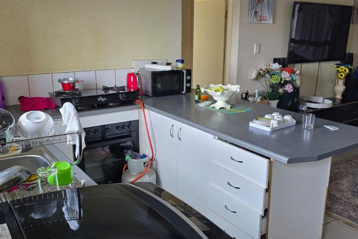 2 Bedroom Townhouse in Chloorkop - Photo 5
