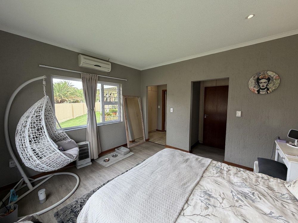 Main bedroom with en-suite