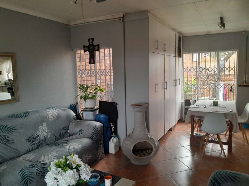 Low Maintenance 3 Bedroom Facebrick Townhouse - Photo 3