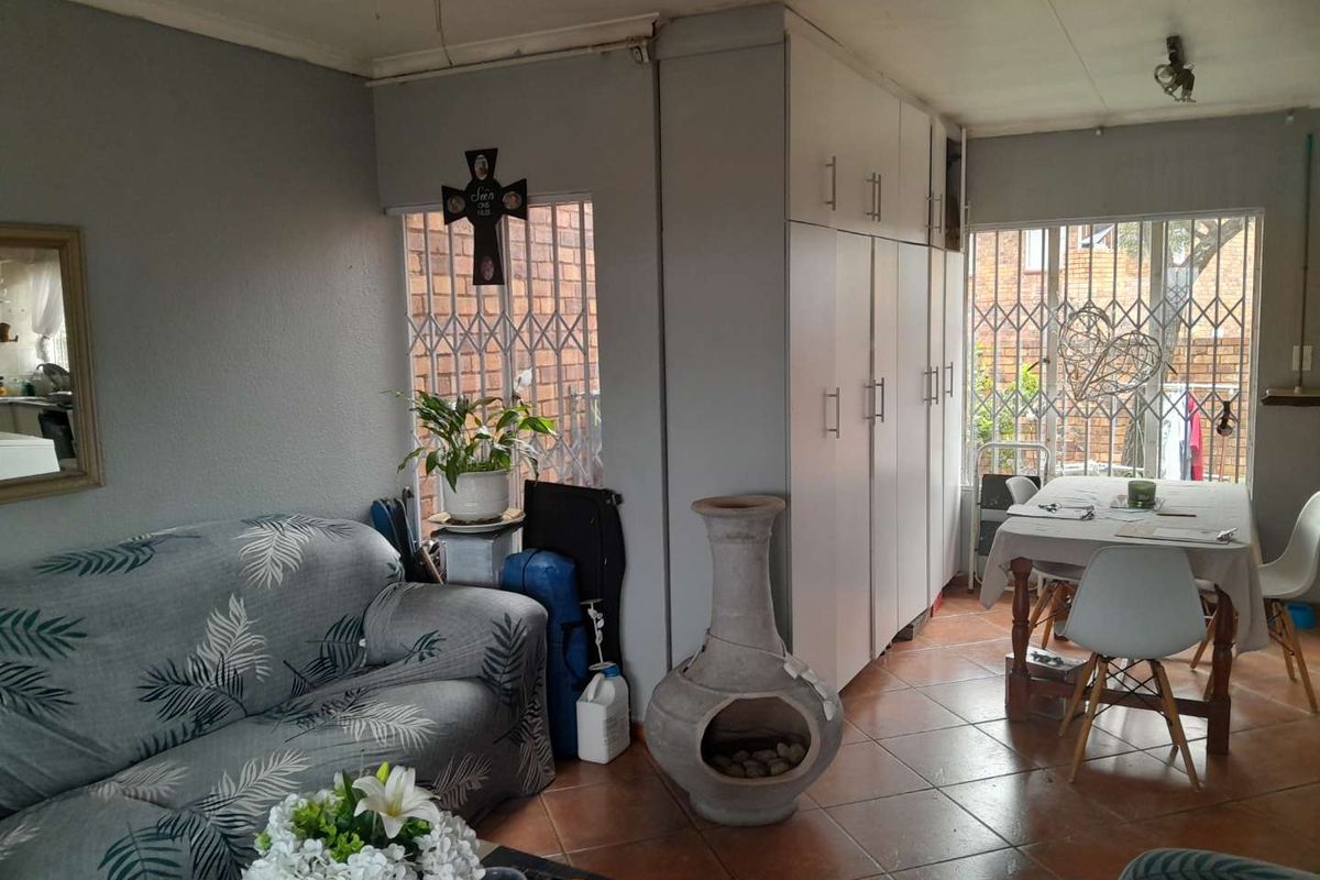 Low Maintenance 3 Bedroom Facebrick Townhouse - Photo 3