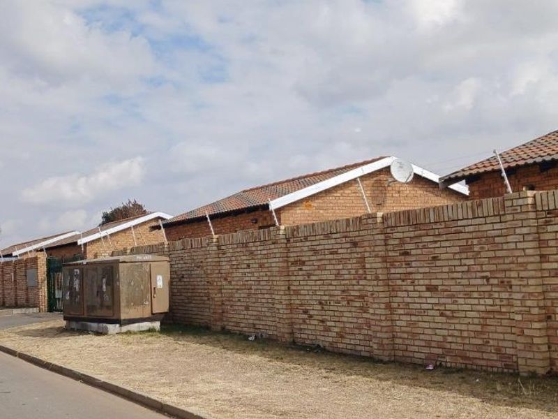 SECURED TOWNHOUSE - Photo 5