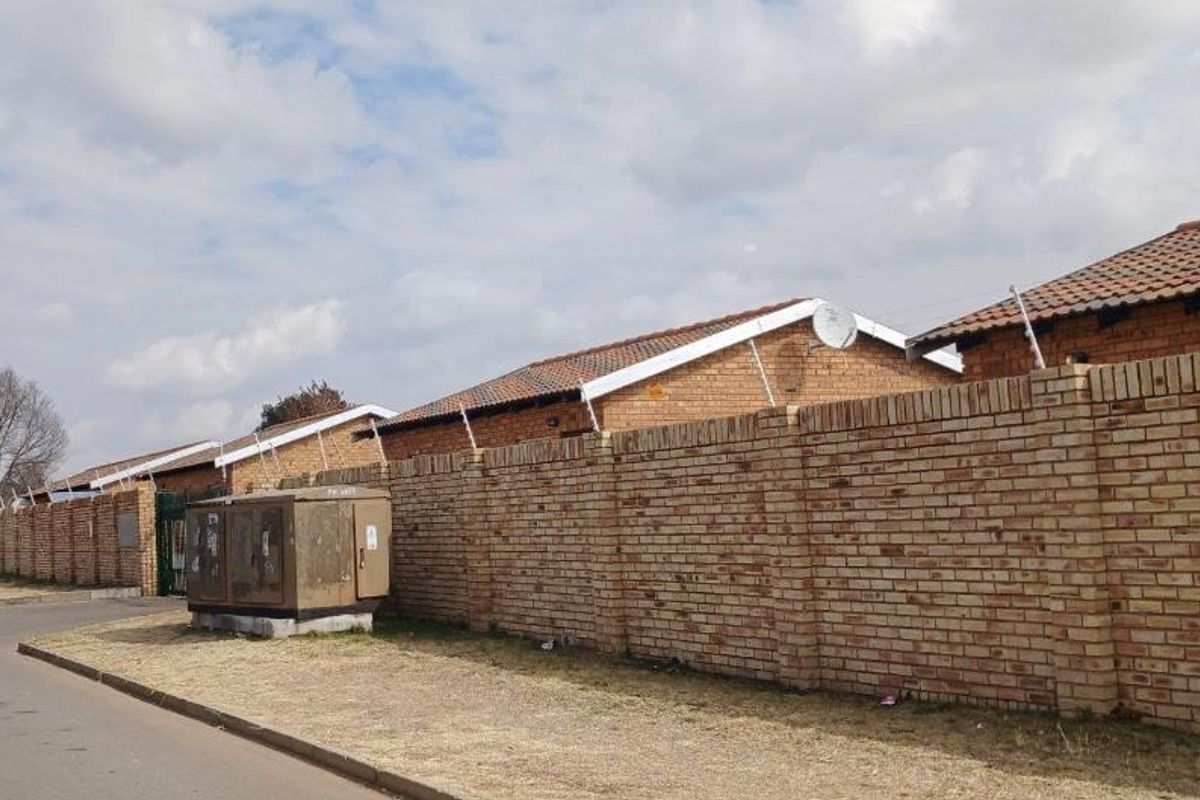 SECURED TOWNHOUSE - Photo 5