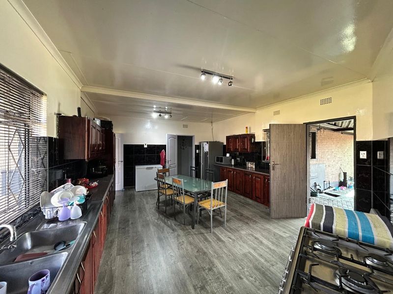 Your Perfect Family Home - Photo 4