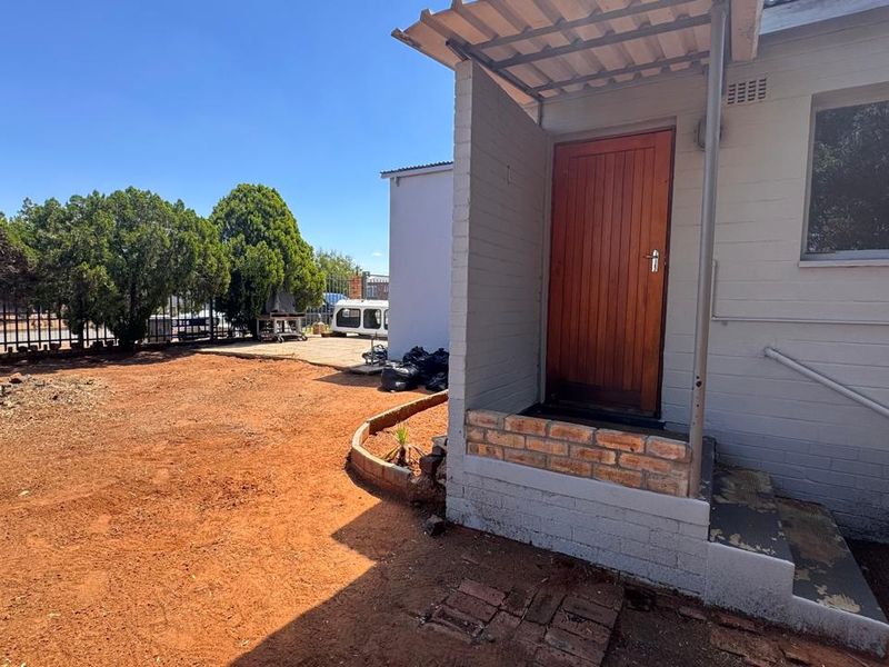 Charming 3-Bedroom Home with Expansive Outdoor Space in Beaconsfield - Photo 3