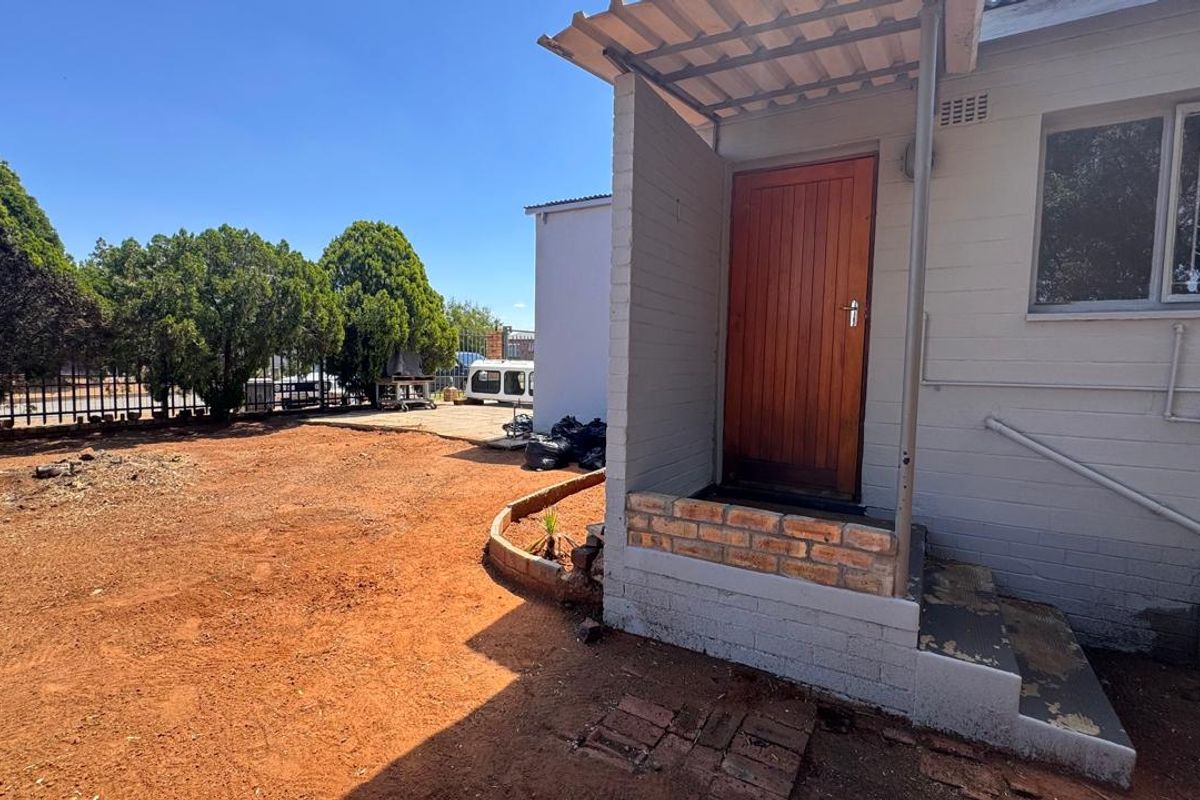 Charming 3-Bedroom Home with Expansive Outdoor Space in Beaconsfield - Photo 3